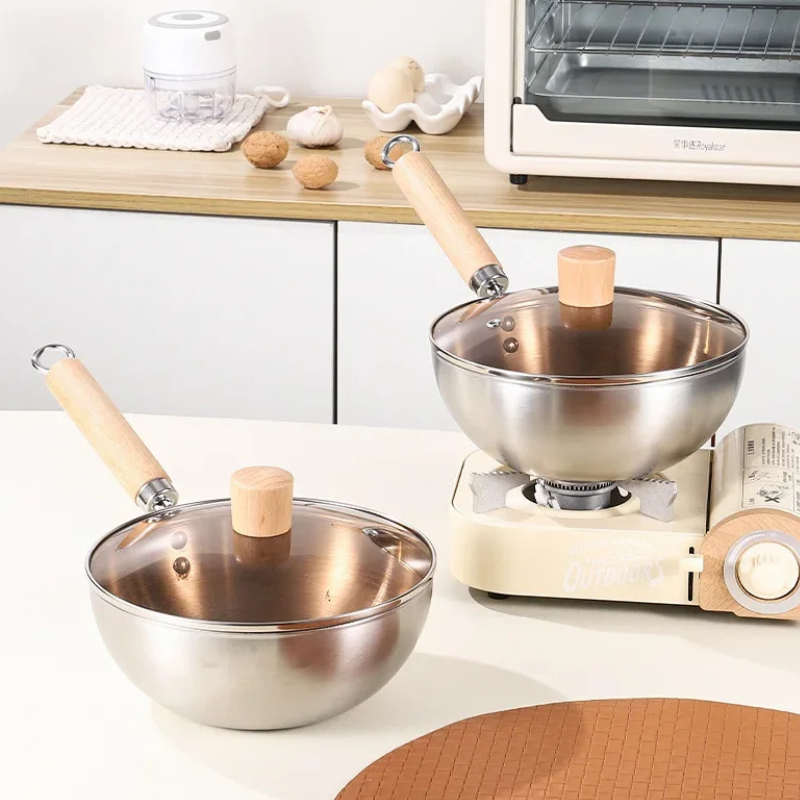 Le Nuriko Edelstahl Wok seitlich mit ergonomisch geformtem Stielgriff