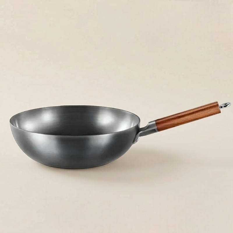 Le Shiretoko Schmiedeeisen-Wok 32 cm in Vorderansicht aus massivem Eisen
