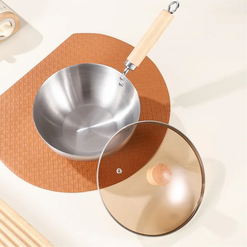 Le Nuriko Kleiner Wok Edelstahl mit dampfendem Gemüse beim Kochen