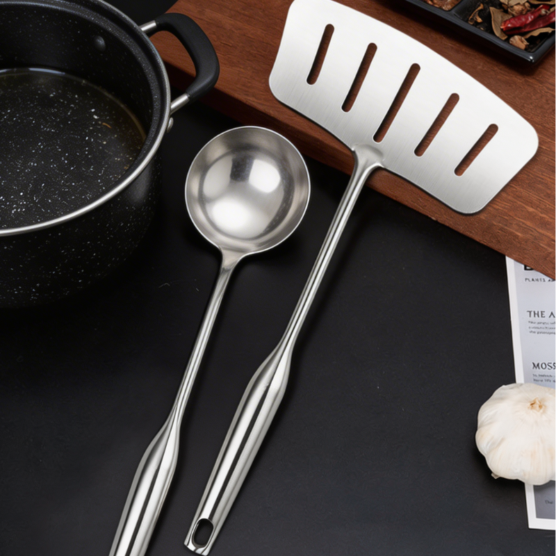 Le Mishio Metal Wok Spatula aus Edelstahl in stilvoller Küchenumgebung
