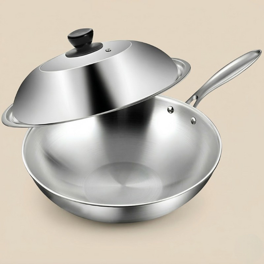 Le Ishizuchi Wok aus Edelstahl mit Deckel in glänzender Vorderansicht