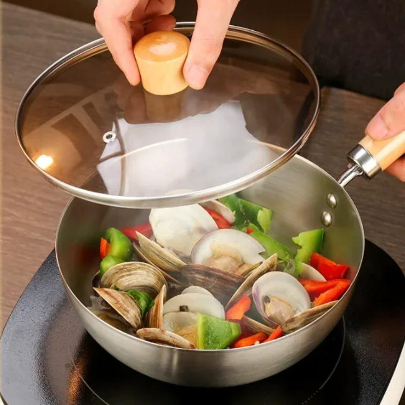 Le Nuriko Edelstahl Wok mit angerichteten Garnelen und frischem Gemüse