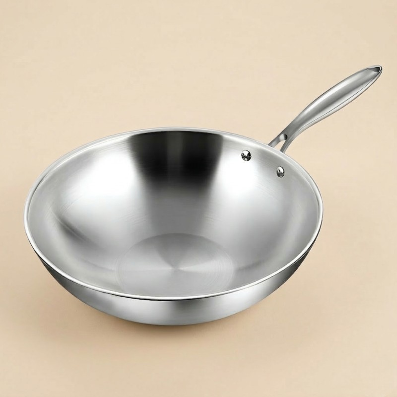 Le Ishizuchi Edelstahl-Wok mit Deckel im Detail der polierten Innenfläche