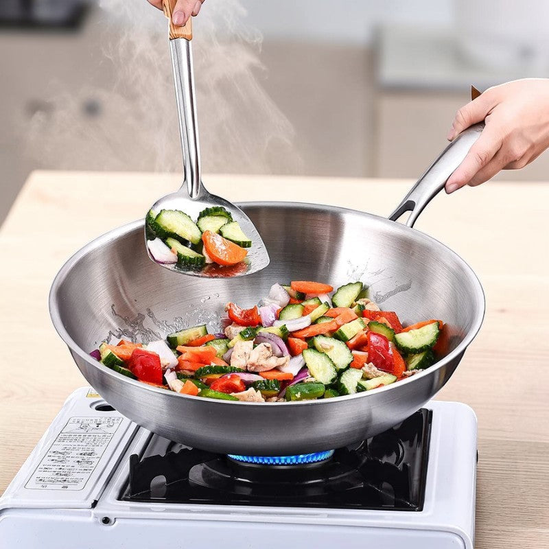 Le Ishizuchi Wok aus Edelstahl mit Deckel von schräg oben gezeigt