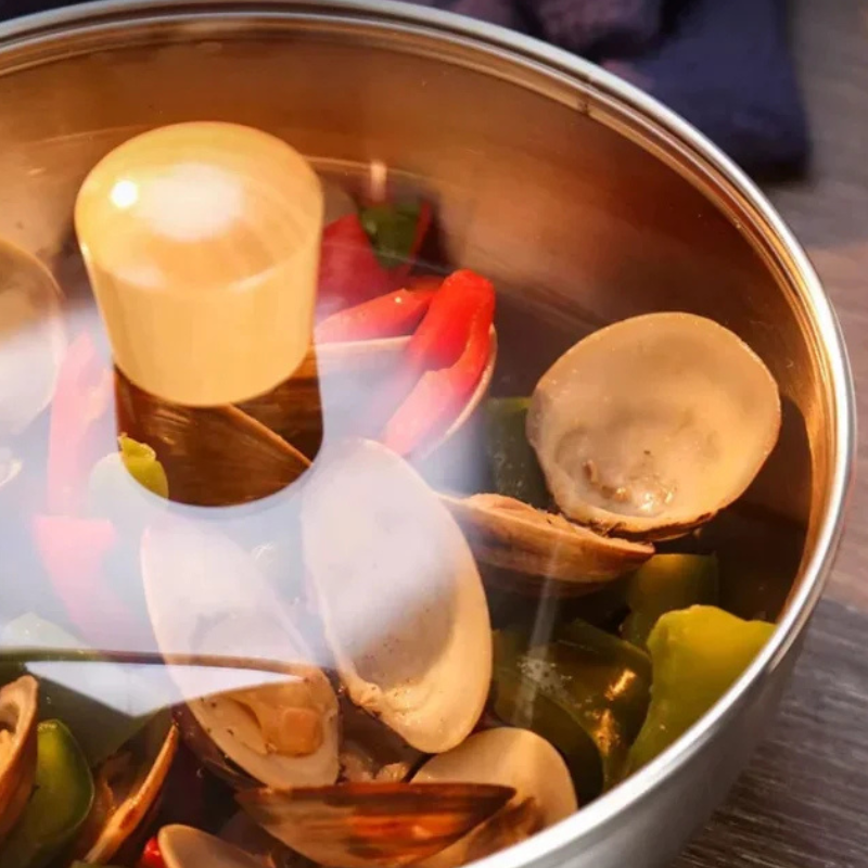 Le Nuriko Kleiner Wok Edelstahl auf Küchenarbeitsplatte stilvoll inszeniert