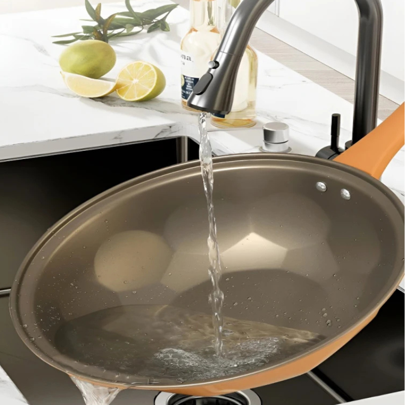 Le Mitano Aluminium Wok Induktion beim Anbraten auf Induktionsherd