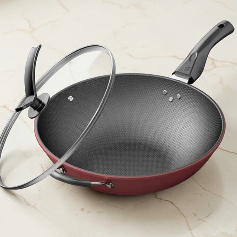 Le Korami Wok mit Wabenbeschichtung beim Braten auf dem