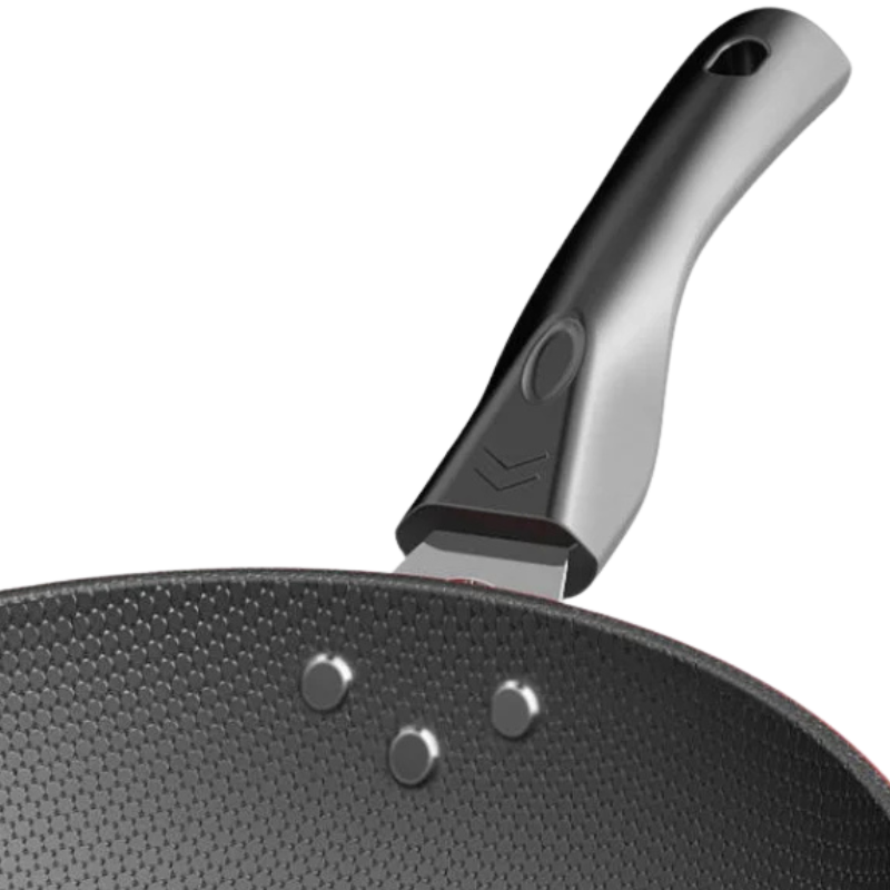 Le Korami Wok mit Wabenbeschichtung und Holzgriff im Nahaufnahme-Detail