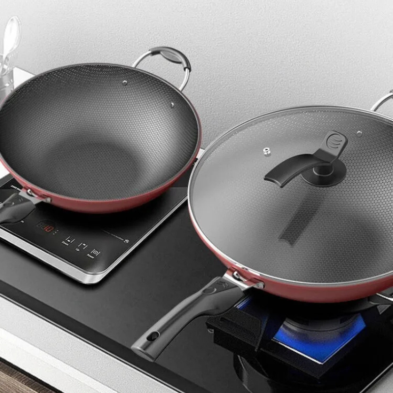 Le Korami Wok mit Wabenbeschichtung mit fertigem Wokgericht serviert