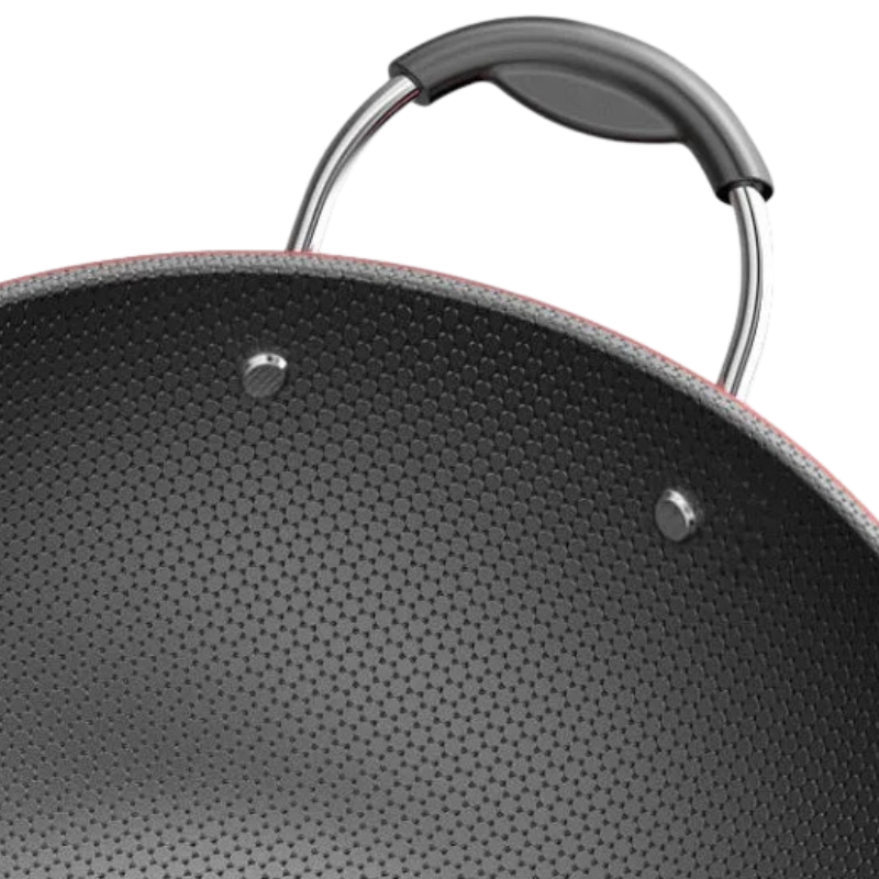 Le Korami Wok mit Wabenbeschichtung beim Wenden von Nudeln und Gemüse