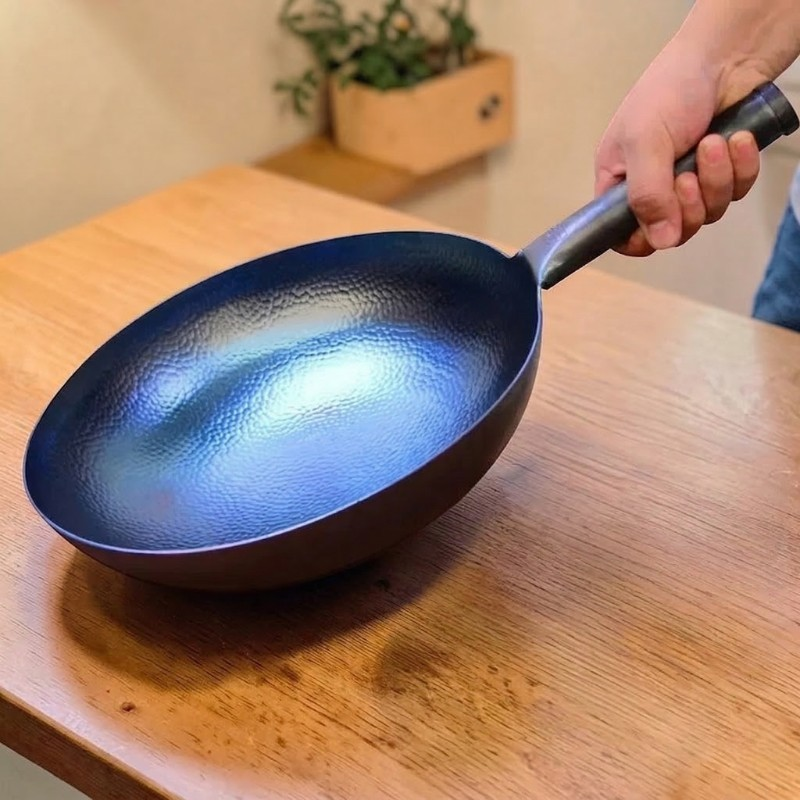 Le Kasoma Handgehämmerter Wok beim Braten von Wokgemüse auf