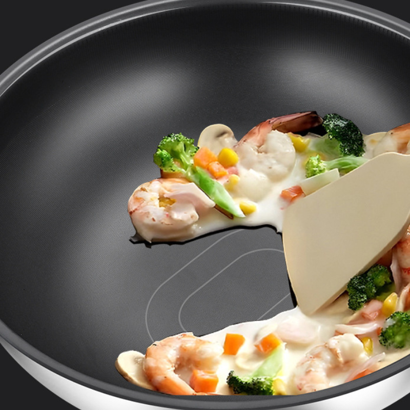 Le Tsumio Profi Wok Induktion beim Wenden von buntem Wokgemüse