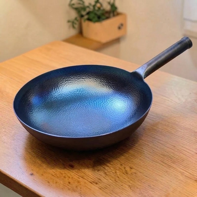 Le Kasoma Handgehämmerter Wok Detail der gefertigt Eisenoberfläche