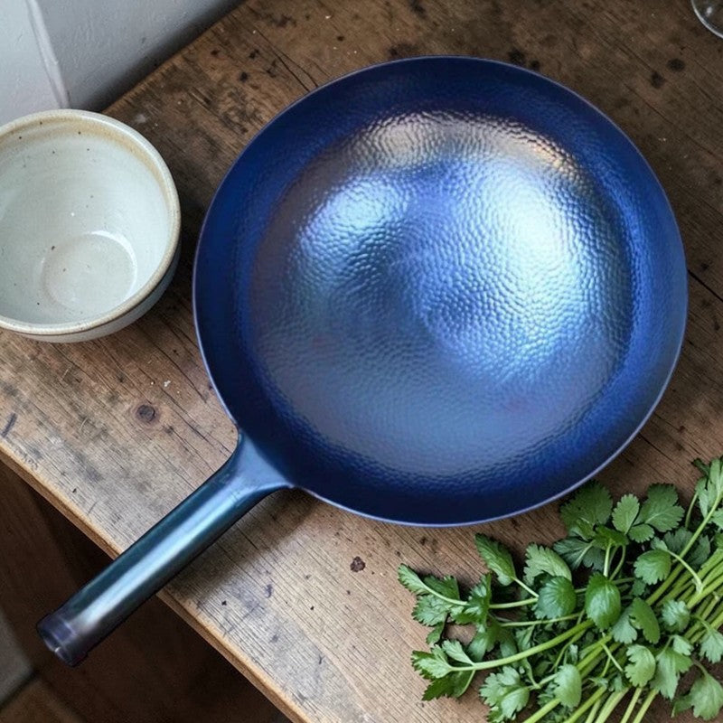 Le Kasoma Handgehämmerter Wok mit traditionellem Holzgriff im Detail