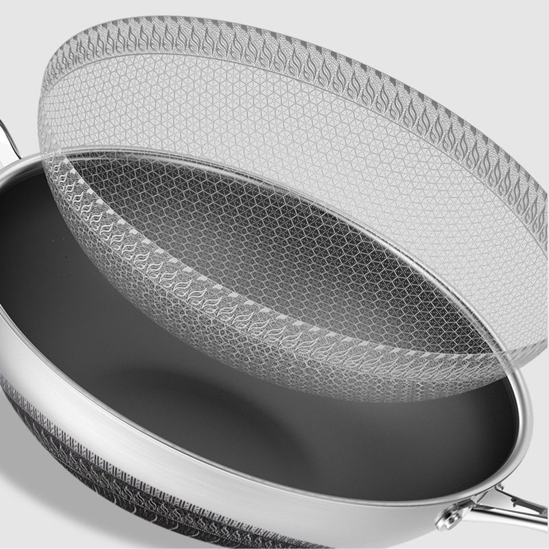 Le Yamuna Edelstahl-Wok mit Glasdeckel auf Induktionsfeld im Einsatz