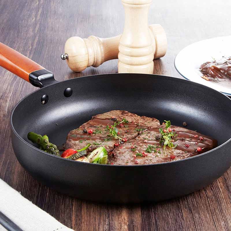 Le Takachiho Wok aus Karbonstahl ohne Beschichtung in stabiler Verpackung