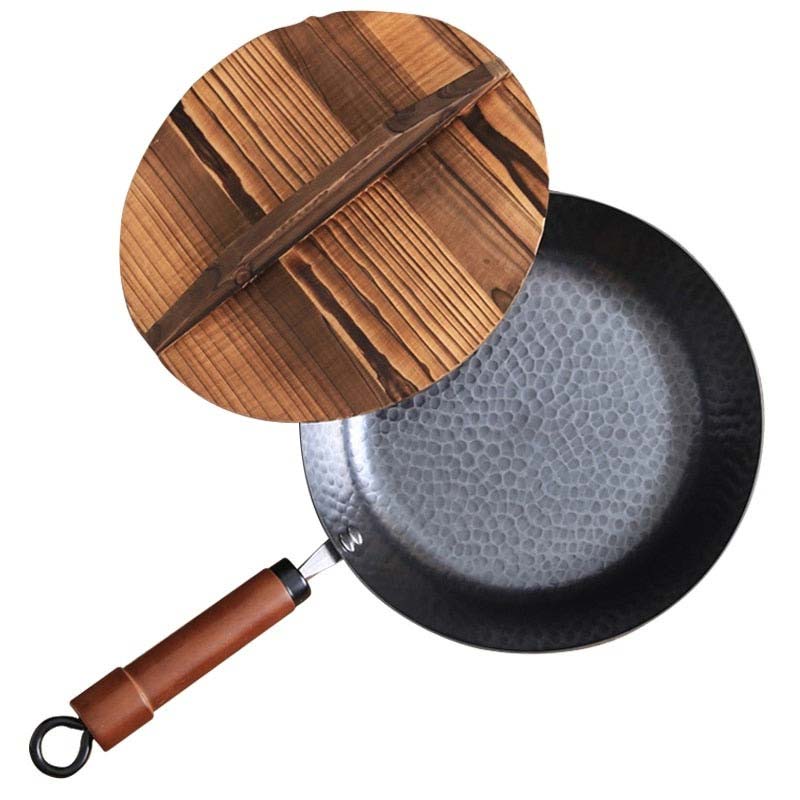 Le Pekaji Wok aus Gusseisen mit Holzgriff in klassischer Vorderansicht