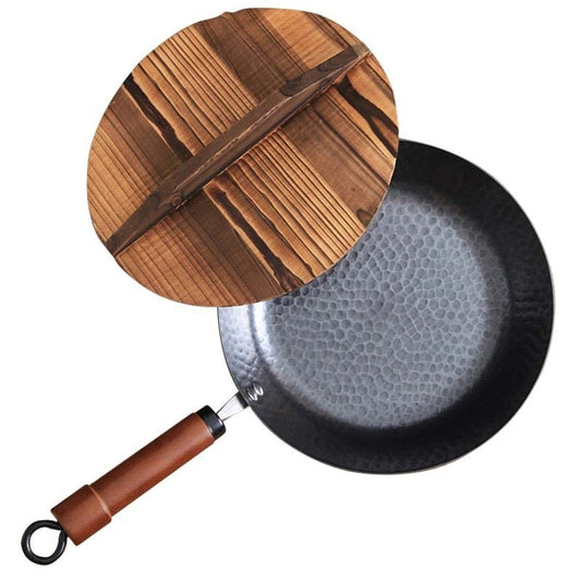 Le Pekaji Wok aus Gusseisen mit Holzgriff in klassischer Vorderansicht