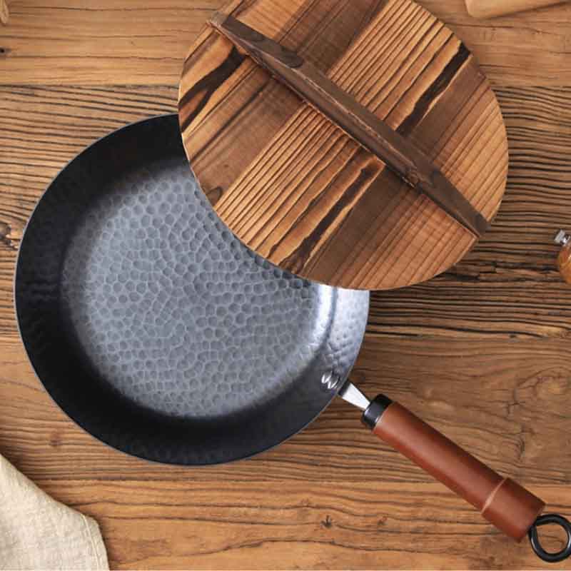 Le Pekaji Detailaufnahme des ergonomischen Holzgriffs am Gusseisen-Wok