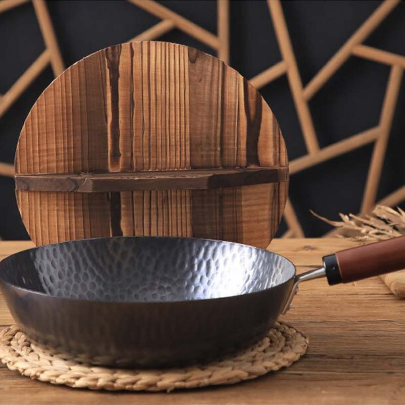 Le Pekaji Wok Gusseisen mit Holzgriff in hochwertiger Geschenkverpackung