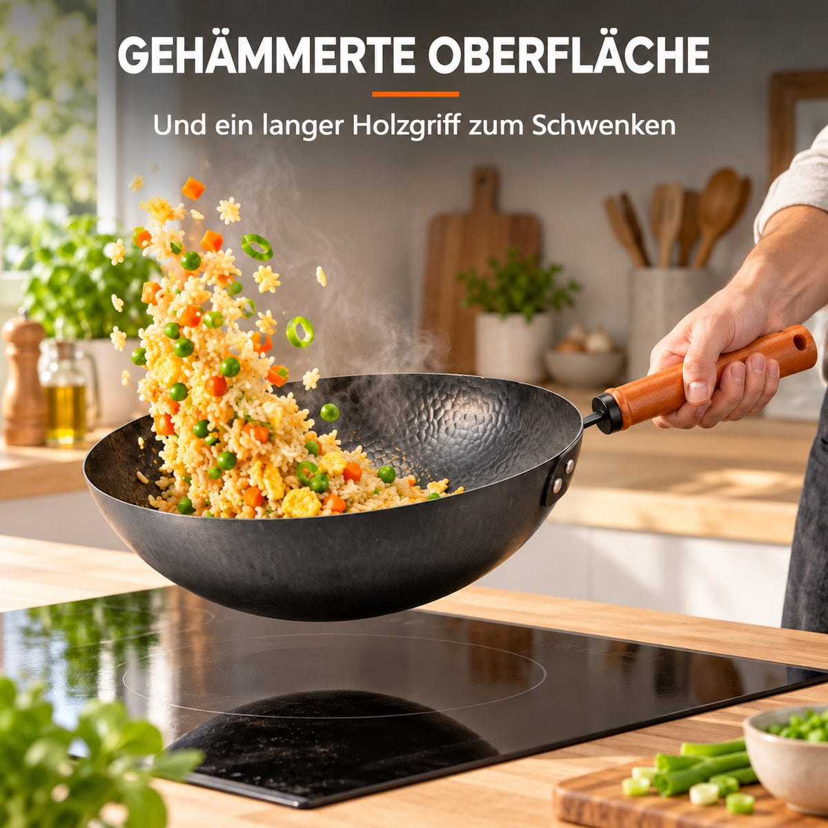 Le Daisetsu – Geschmiedeter Wok, GEHÄMMERTE OBERFLÄCHE: Und ein langer Holzgriff zum Schwenken
