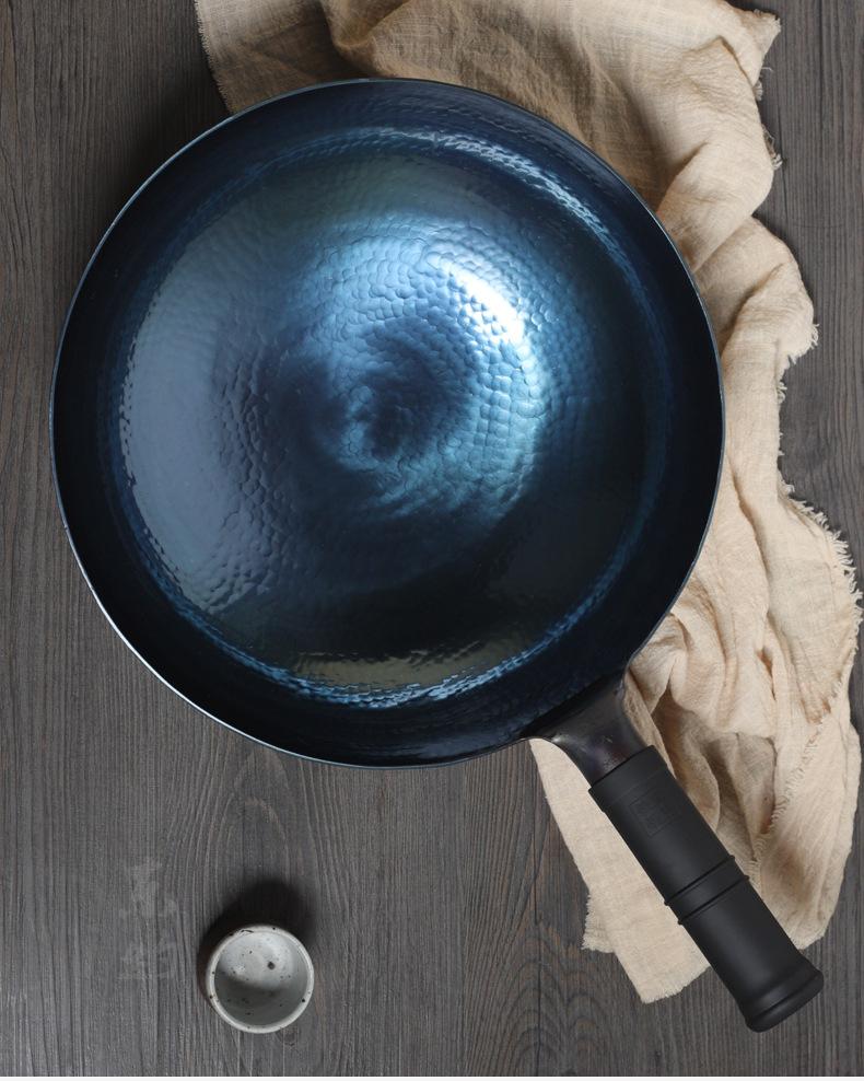 Le Fuji schmiedeeiserner Wok Detailansicht der robusten Eisenstruktur und Niete