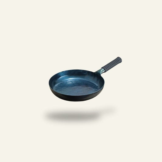Le Fuji schmiedeeiserner Wok mit langem Holzgriff in produktneutraler Ansicht