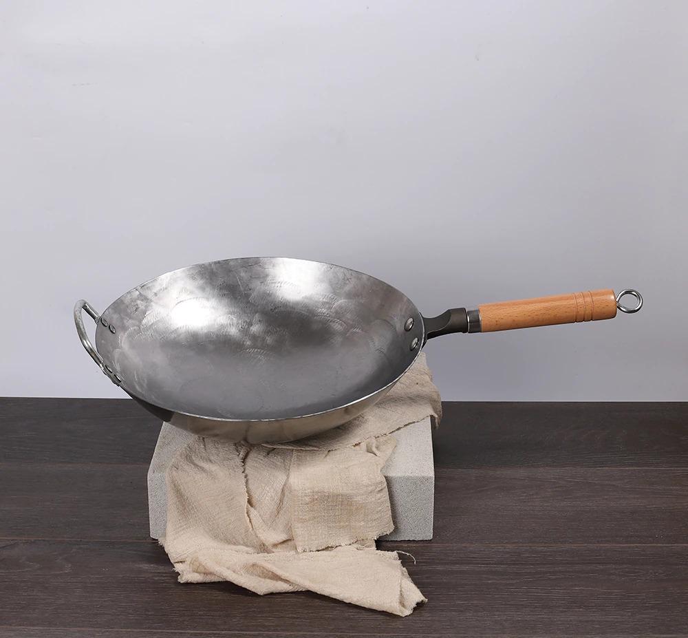Le Gassan echter chinesischer Wok aus Gusseisen auf Kochfeld in Anwendung