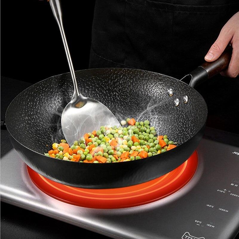 Le Haku Wok Carbonstahl Ceranfeld in der Verpackung mit Zubehörsatz