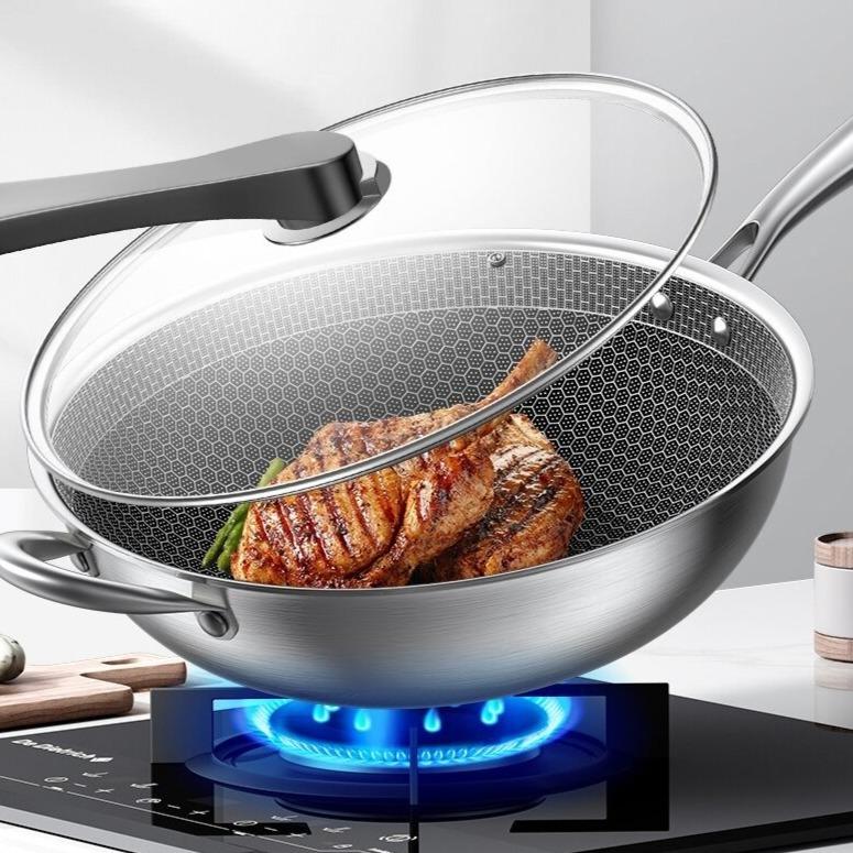 Le Hiuchi Wok Edelstahl beschichtet beim Wokken auf dem Kochfeld