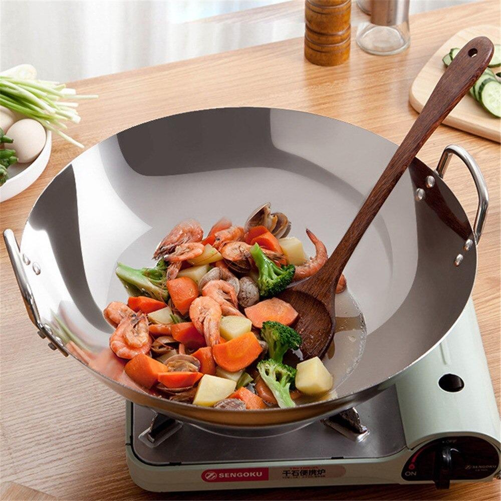 Le Hotaka Wok 30 cm im Einsatz beim Braten auf dem Herd