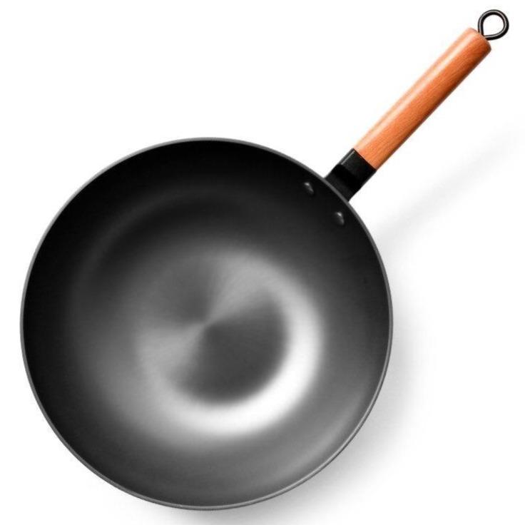 Le Kaikoma Wok mit Holzgriff beim Wokken auf der Flamme