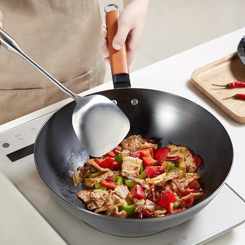 Le Kaikoma Wok mit Holzgriff in stilvoller Verpackung mit Zubehör