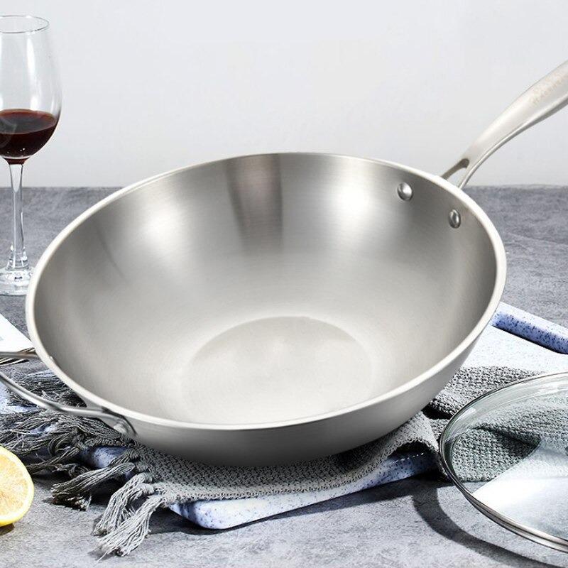 Le Kaimon Wok PFOA frei Induktion in der Hand beim Servieren gehalten
