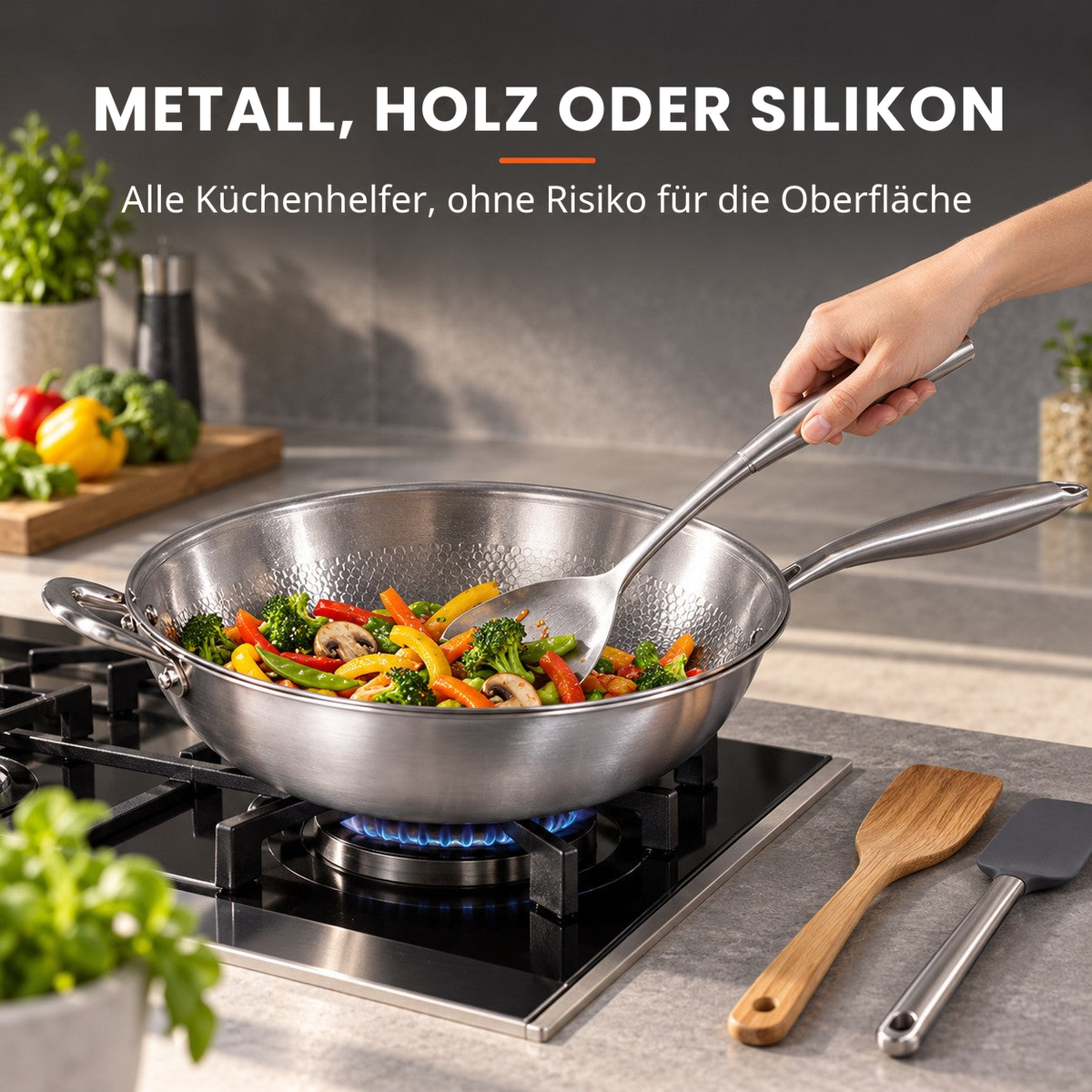 Zwei Griffe, um einen gut gefüllten Wok anzuheben Bild