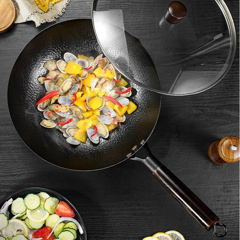 Le Norikura Wok Pfanne 32 cm mit Deckel beim Pfannenrühren auf dem