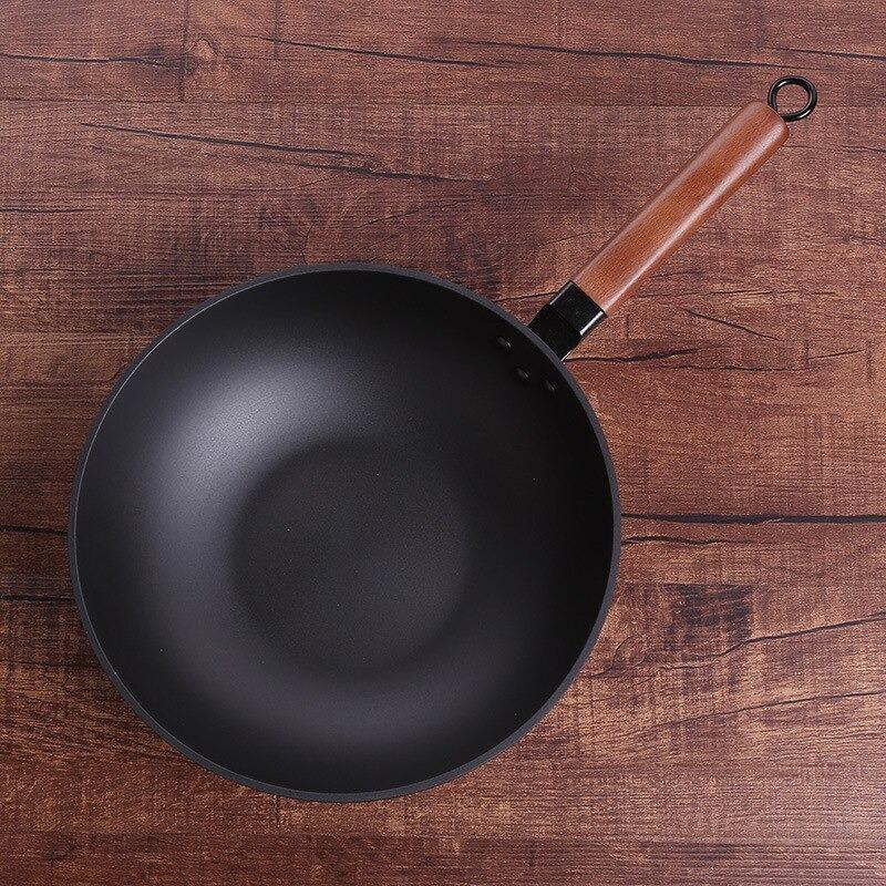 Wok mit flachem Boden und geschnitztem Holzgriff