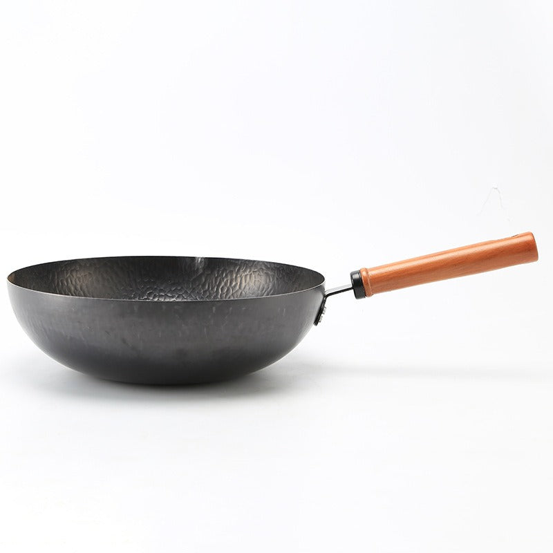 Le Daisetsu handgeschmiedeter Wok mit Hammerschlag-Detail am Stahl