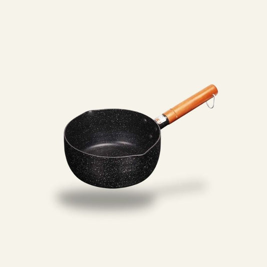 Le Kawo kleiner Wok aus Carbonstahl mit Holzgriff in frontaler Ansicht