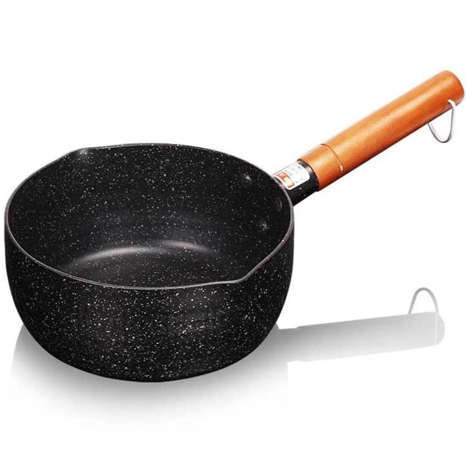 Le Kawo kleiner Wok mit Holzgriff in der Hand beim Schwenken
