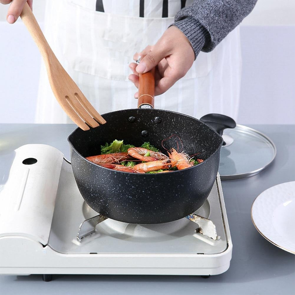 Le Kawo kleiner Wok mit Holzgriff beim Anbraten auf dem
