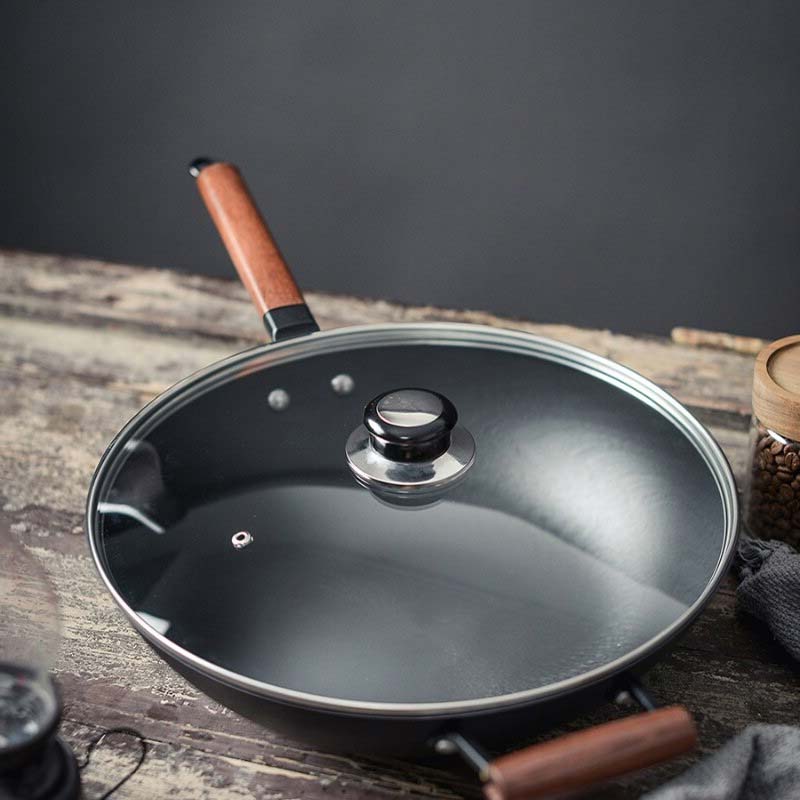 Le Tokaji Karbonstahl-Wok mit Antihaftbeschichtung beim Braten auf Herd