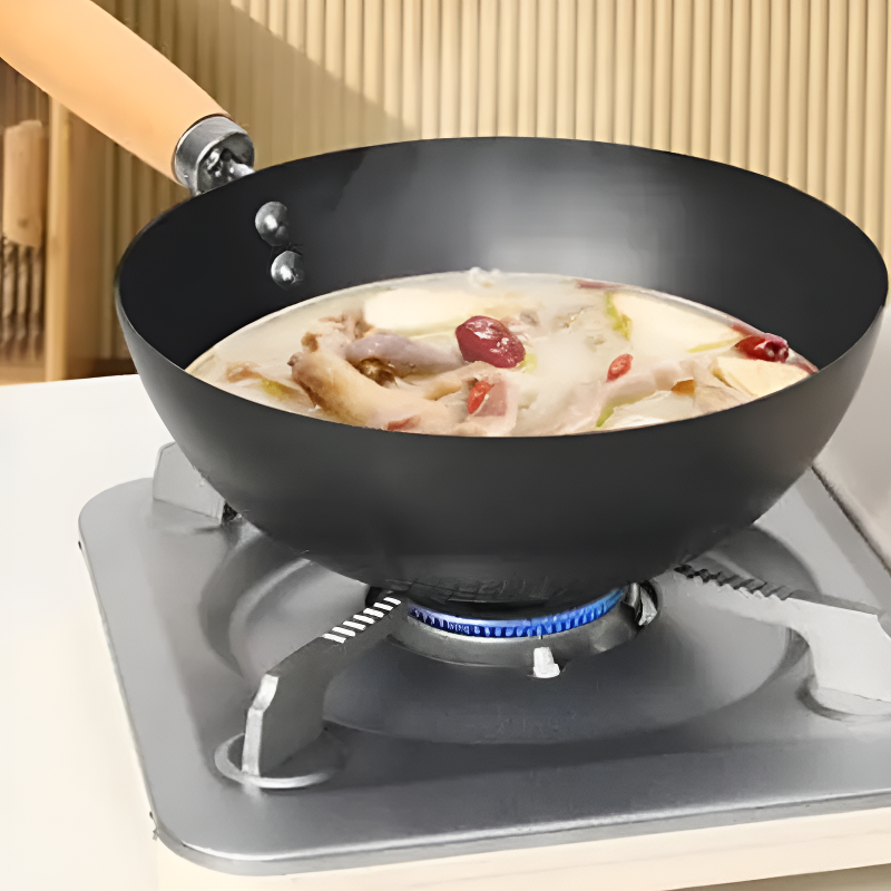 Le Nikko Schmiedeeisen Wok von oben mit eingebrannter Patinaschicht
