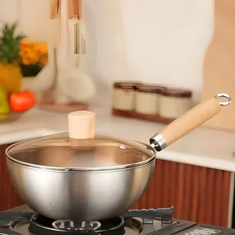 Le Nuriko Kleiner Wok Edelstahl Größenvergleich neben Holzkochlöffel