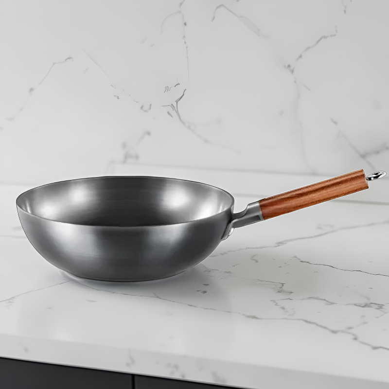 Le Shiretoko Schmiedeeisen-Wok 32 cm Detail der gehämmerten Eisenstruktur