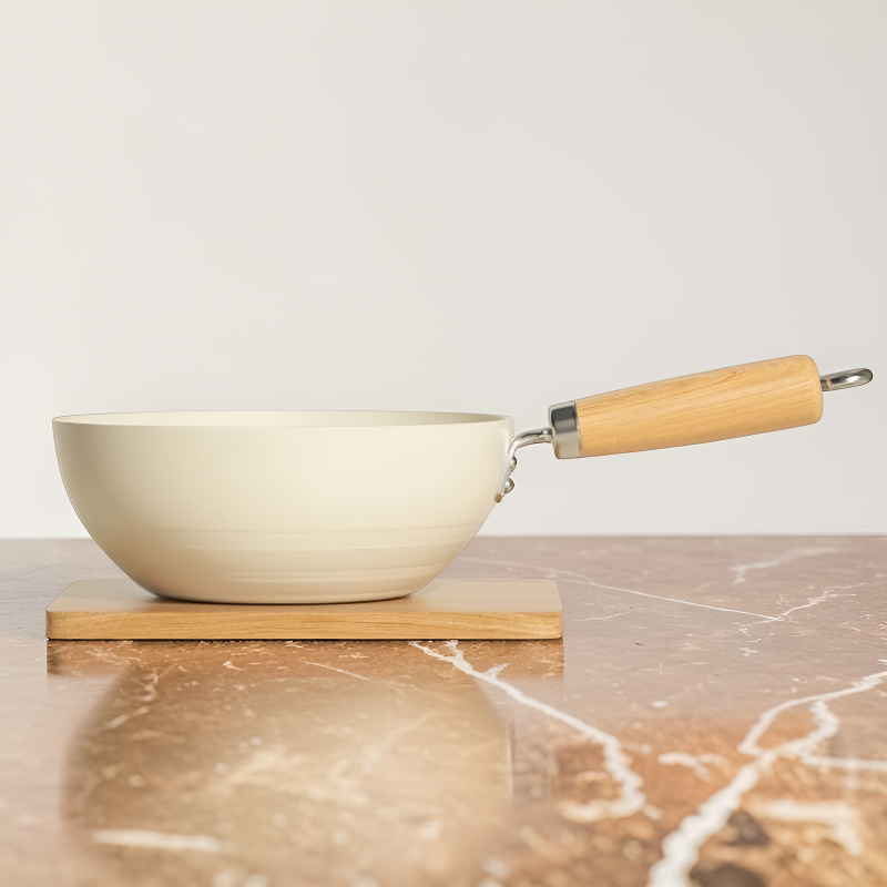 Le Tehana kleiner Wok Induktion beim Kochen auf dem Induktionsfeld