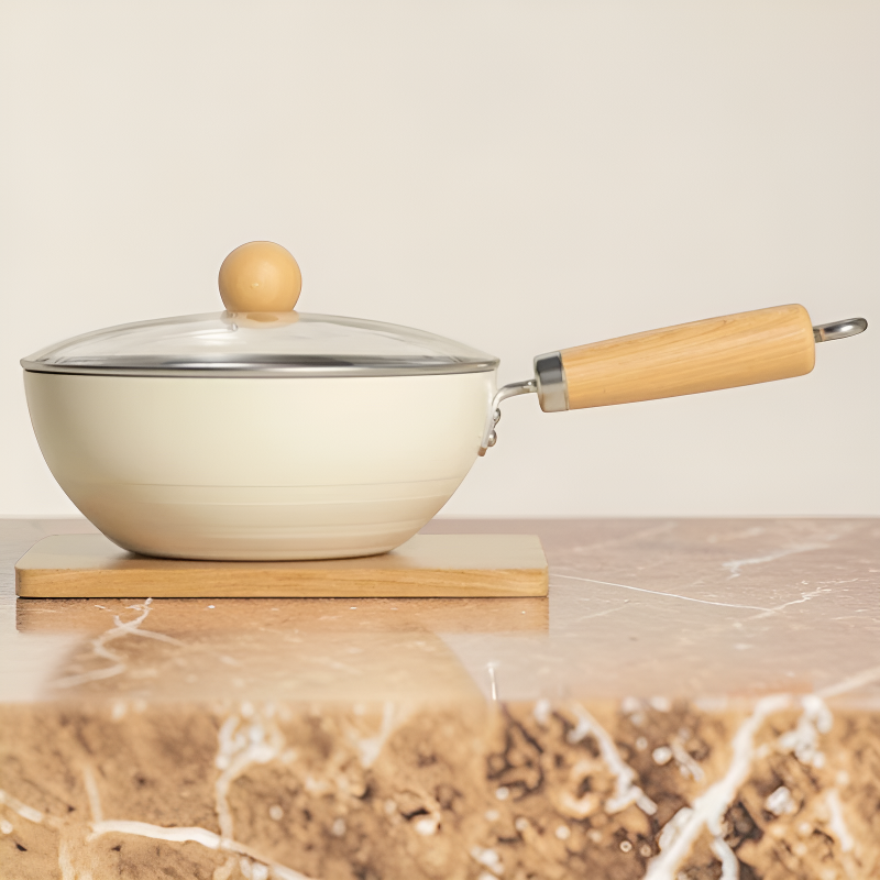 Le Tehana kleiner Wok für Induktion von schräg oben gezeigt