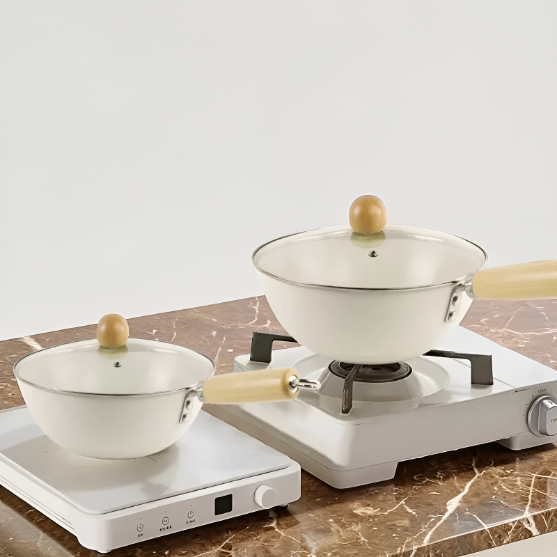 Le Tehana kleiner Induktions-Wok beim Schwenken von Gemüse