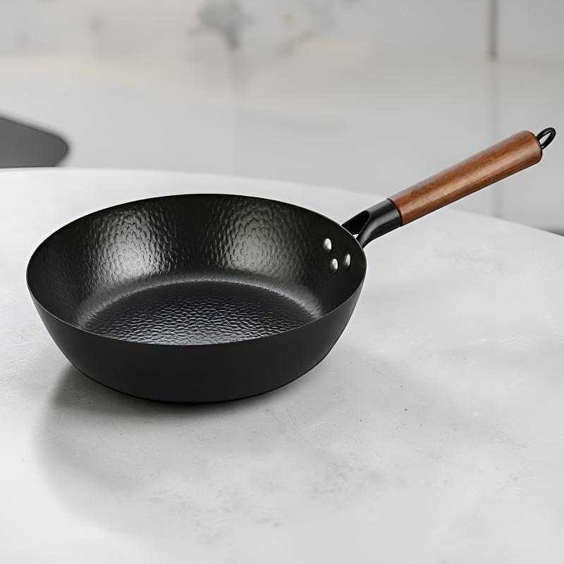 Le Rokko japanischer Wok im Detail der geschmiedeten Oberfläche