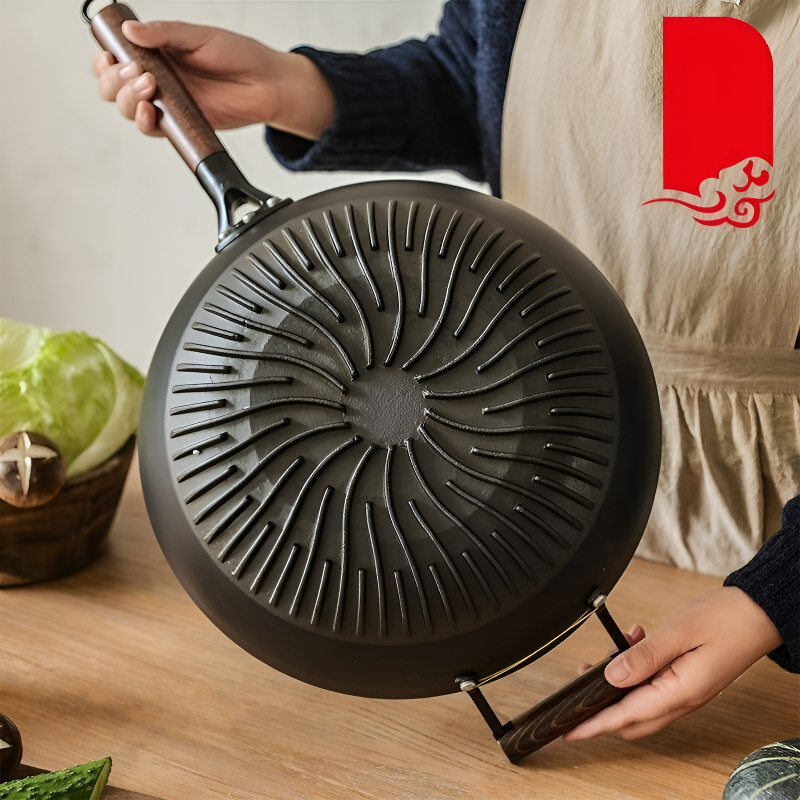 Le Rausu Wok Gusseisen mit Deckel beim Schmoren auf dem Kochfeld